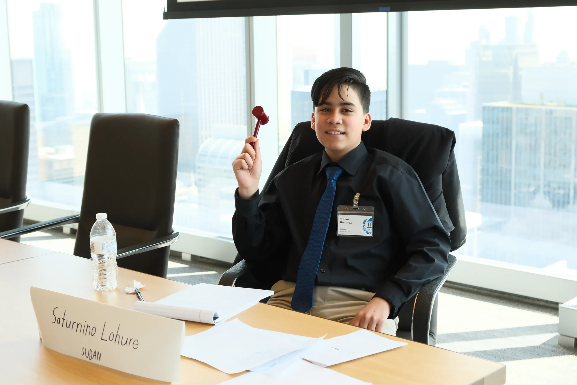 一名教育工作者在 JAMUN 会议期间为学生提供支持。